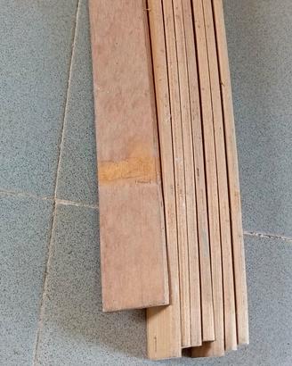 Fascio di doghe / listelli in legno 