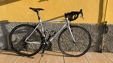 Bicicletta da corsa con telaio alluminio Scott