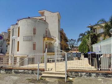 3 LOCALI A GIARDINI NAXOS