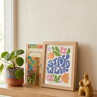 Stampa “stay weird” con cornice in legno