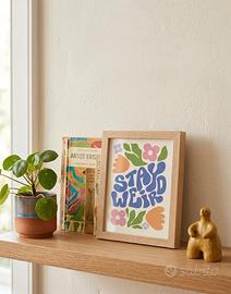 Stampa “stay weird” con cornice in legno