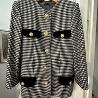 Giacca stile Chanel con bottoni accessorio