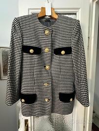 Giacca stile Chanel con bottoni accessorio