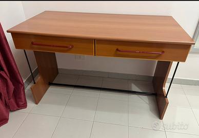 Scrivania in legno