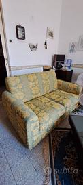 Coppia di divani vintage a trama floreale
