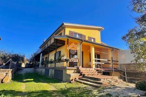 PORZIONE DI BIFAMILIARE A ANGUILLARA SABAZIA