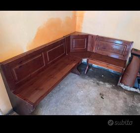 Angolo bar con bancone cassa panca e tavolo.