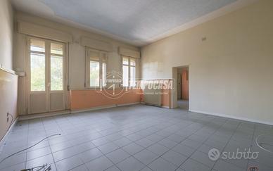 QUADRILOCALE DI 156 MQ DA RISTRUTTURARE