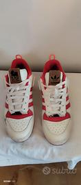 Scarpe Adidas.