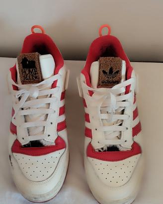 Scarpe Adidas.