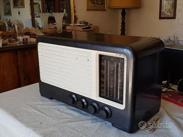 Apparecchio Radio a valvole Ferranti con FM