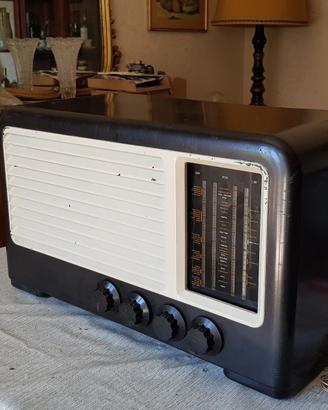 Apparecchio Radio a valvole Ferranti con FM