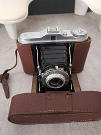 fotocamera analogica a soffietto vintage 