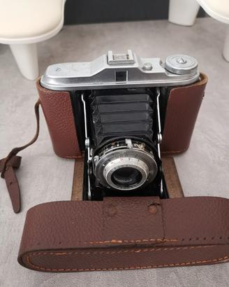 fotocamera analogica a soffietto vintage 