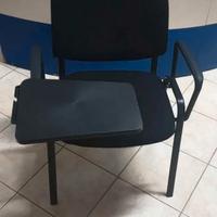 Sedia Nera Con Scrittoio con seduta  morbida.