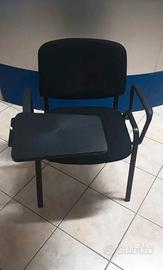 Sedia Nera Con Scrittoio con seduta  morbida.