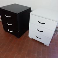 2 mobiletti/comodini a tre cassetti