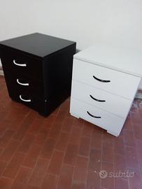 2 mobiletti/comodini a tre cassetti
