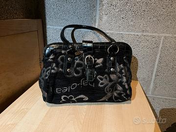 Borsa Naj-Oleari nera con manici e dettagli lucidi