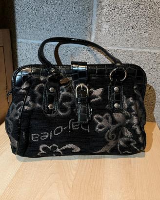Borsa Naj-Oleari nera con manici e dettagli lucidi