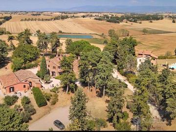 Rustico / Casale di 1500 m² con più di 5 locali e 