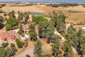 Rustico / Casale di 1500 m² con più di 5 locali e 