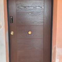 Porta blindata con serratura motorizzata