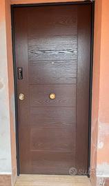 Porta blindata con serratura motorizzata