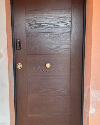 Porta blindata con serratura motorizzata
