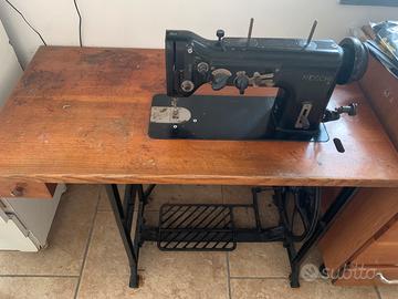 Antica macchina da cucire. Necchi