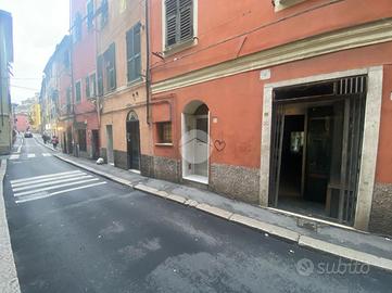 MAGAZZINO A GENOVA
