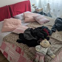 Struttura letto matrimoniale con arredi