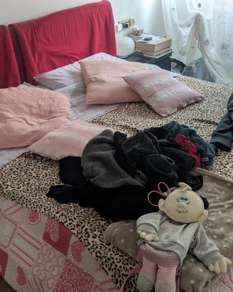 Struttura letto matrimoniale con arredi