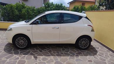 Lancia Ypsilon gold