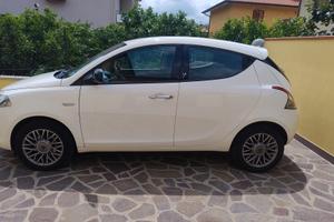 Lancia Ypsilon gold