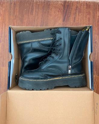 Anfibi dr martens con zeppa e zip