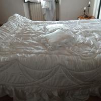 copriletto bianco con ricamo rose più cuscini 
