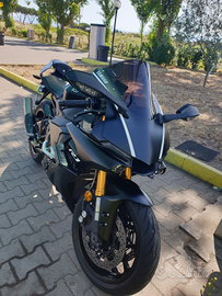 R1 total black