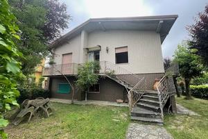 Casa indipendente di 197 m² con 5 locali e box aut