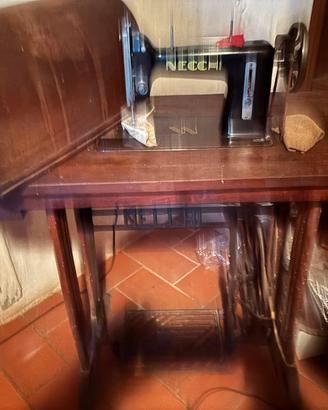 Macchina da cucire necchi