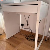 Scrivania salva spazio