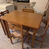 tavolo con sedie 
