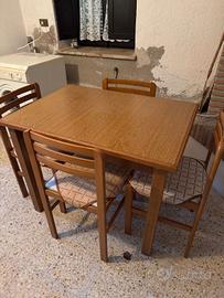 tavolo con sedie 