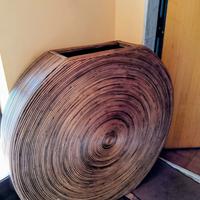 Vaso in canna di bambù e tavolo in vetro