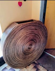 Vaso in canna di bambù e tavolo in vetro