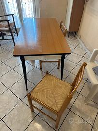Tavolo con cassetti e 4 sedie