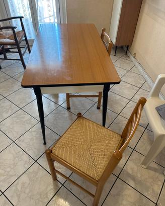 Tavolo con cassetti e 4 sedie