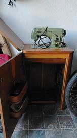Macchina da cucire con mobiletto