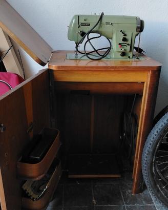 Macchina da cucire con mobiletto