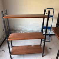 Scrivania con libreria